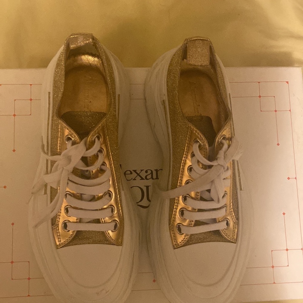 ALEXANDER McQUEEN GOLD/OFF. WHITE. SIZE 38C ONLY WORN ONCE IN GOOD CONDITION.